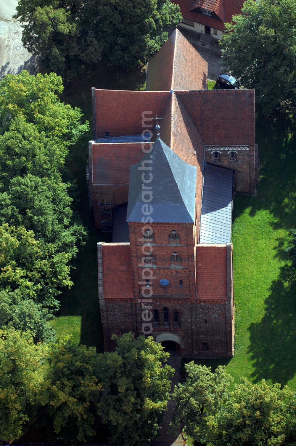 Aerial photograph Diesdorf - Strasse der Romanik, die durch Sachsen-Anhalt führt: Bei dieser gewölbten, ehemaligen Klosterkirche und heutigen Pfarrkirche, Bauvollendung etwa 1220, handelt es sich um eines der besterhaltenen Werke der spätromanischen Baukunst.