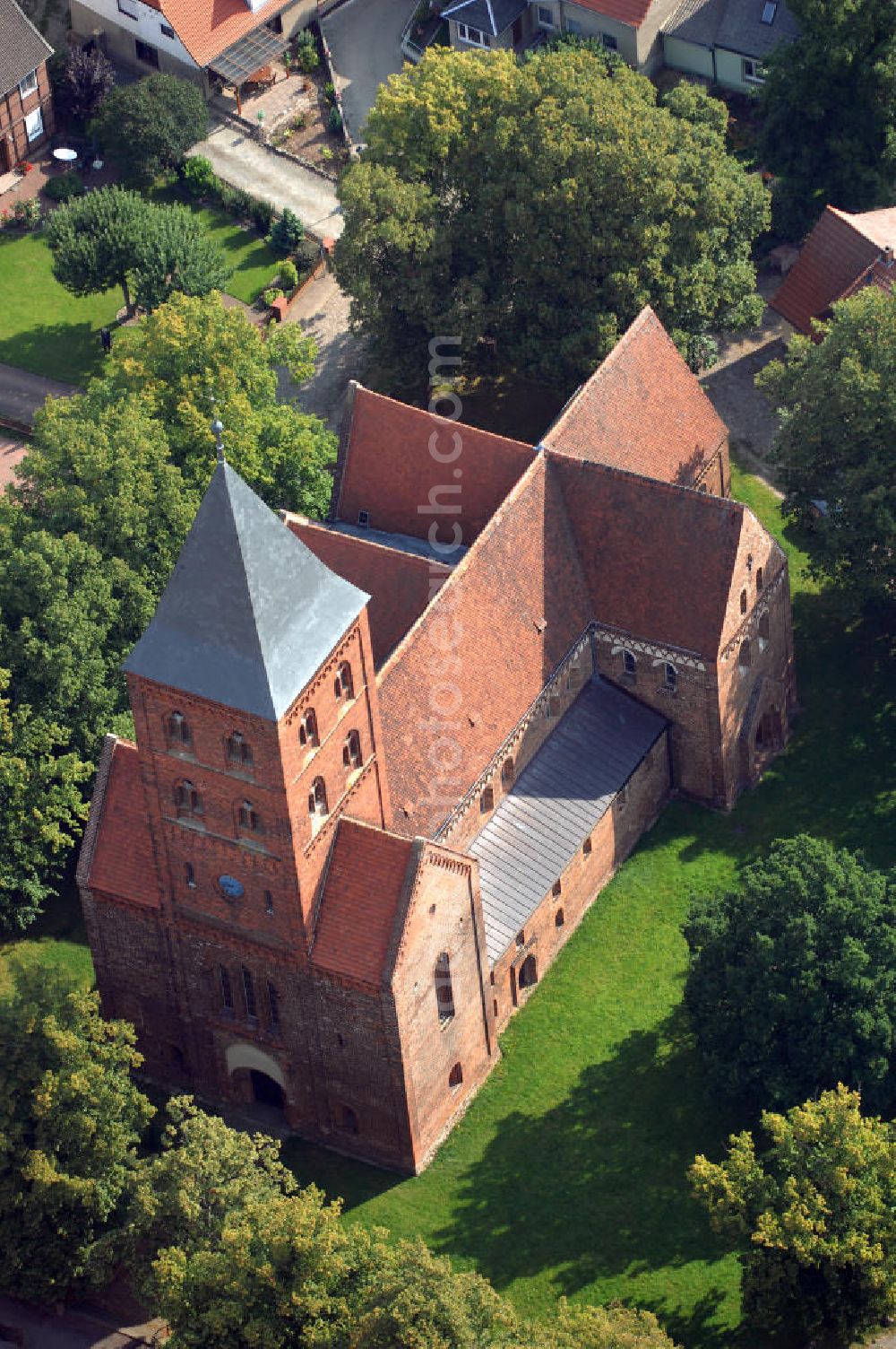 Diesdorf from above - Strasse der Romanik, die durch Sachsen-Anhalt führt: Bei dieser gewölbten, ehemaligen Klosterkirche und heutigen Pfarrkirche, Bauvollendung etwa 1220, handelt es sich um eines der besterhaltenen Werke der spätromanischen Baukunst.