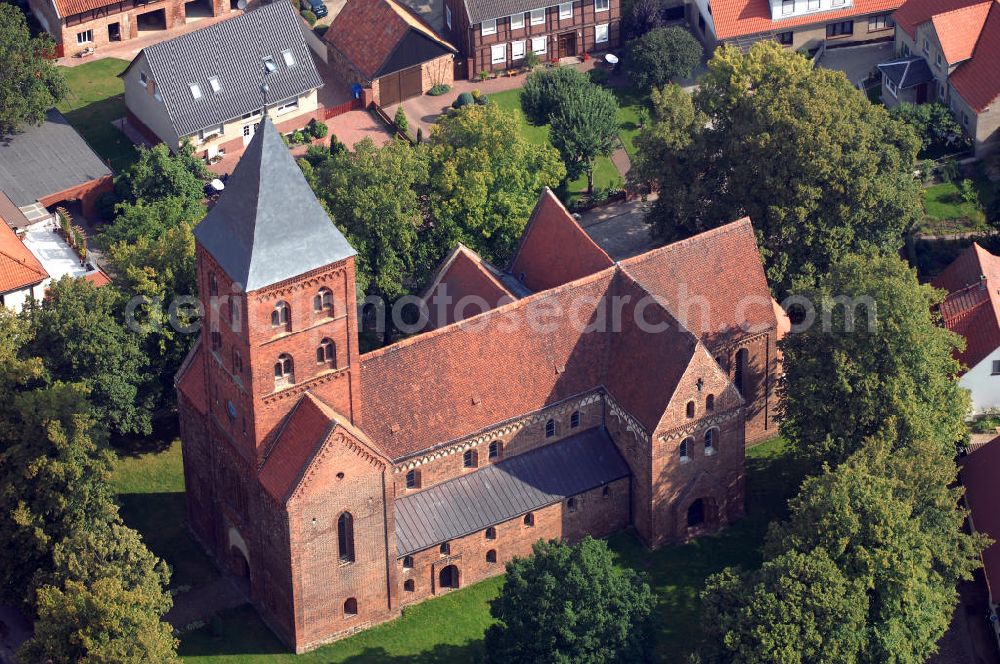 Diesdorf from the bird's eye view: Strasse der Romanik, die durch Sachsen-Anhalt führt: Bei dieser gewölbten, ehemaligen Klosterkirche und heutigen Pfarrkirche, Bauvollendung etwa 1220, handelt es sich um eines der besterhaltenen Werke der spätromanischen Baukunst.