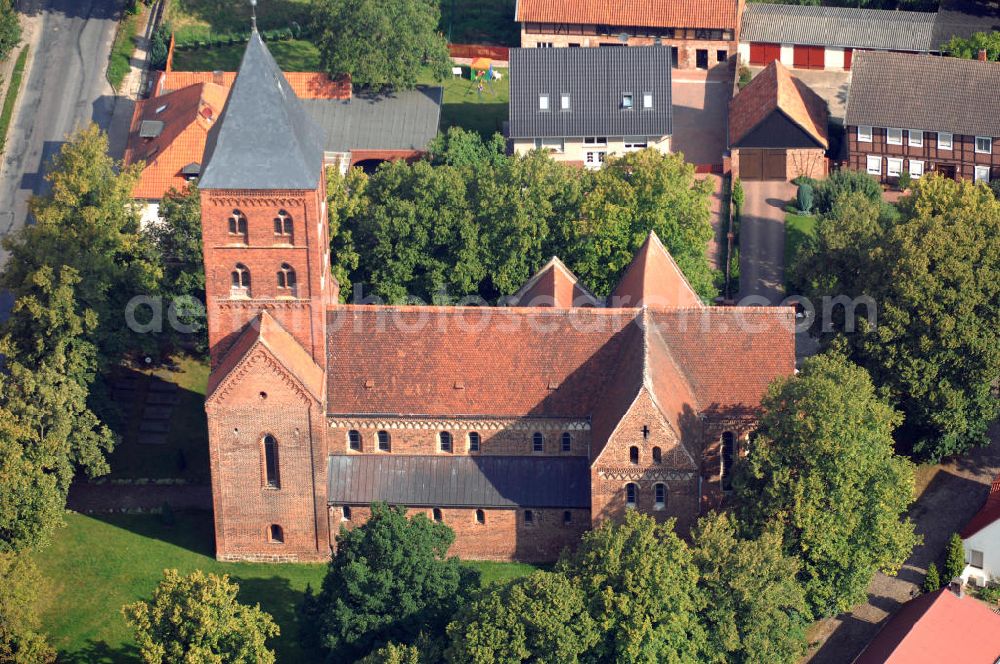 Aerial image Diesdorf - Strasse der Romanik, die durch Sachsen-Anhalt führt: Bei dieser gewölbten, ehemaligen Klosterkirche und heutigen Pfarrkirche, Bauvollendung etwa 1220, handelt es sich um eines der besterhaltenen Werke der spätromanischen Baukunst.