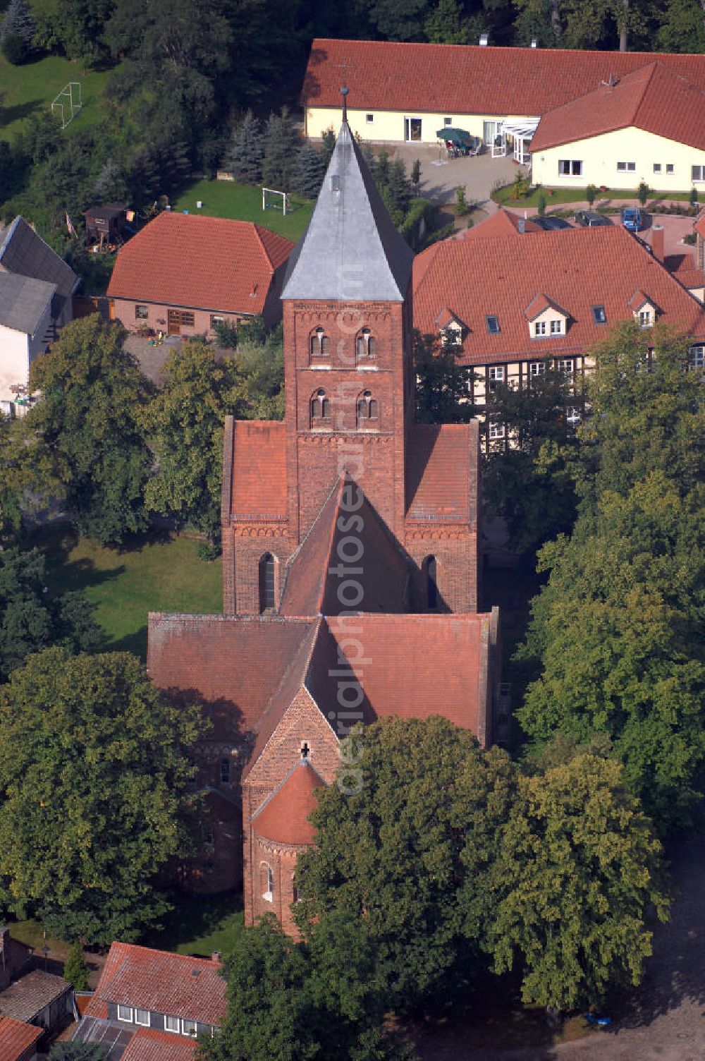 Diesdorf from above - Strasse der Romanik, die durch Sachsen-Anhalt führt: Bei dieser gewölbten, ehemaligen Klosterkirche und heutigen Pfarrkirche, Bauvollendung etwa 1220, handelt es sich um eines der besterhaltenen Werke der spätromanischen Baukunst.