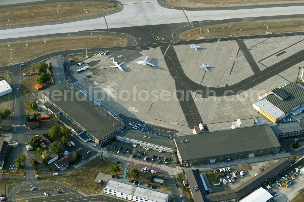 Schönefeld from the bird's eye view: Hangar equipment and aircraft hangars for aircraft maintenance on Georg-Wulf-Strasse in Schoenefeld in the state Brandenburg, Germany