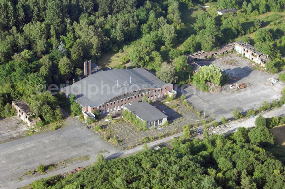 Eschborn from the bird's eye view: Ehemaligen Militärflugplatz (ehemals Militärflugplatzes Frankfurt-Sossenheim), im Zerfall befindlicher letzter Hanger mit Nebengebäuden. Baubeginn war der 01.01.1939, nie fertiggestellt wurde er bis März 1945 hauptsächlich für die Ausbildung von Piloten auf Lastensegler genutz. Ab April 1945 bis Kriegsende (Mai 1945) waren auf dem Platz, der unter deutscher Verwaltung keine befestigte Start- und Landebahn hatte, amerikanische Jägereinheiten stationiert, die von dort aus Einsätze gegen das Reich flogen. Nach Kriegsende kam dem Flugplatz Eschborn große Bedeutung als Ausweichflugplatz für den noch nicht wiederhergestellten Flughafen Frankfurt am Main zu. Mit der Wiederinbetriebnahme des Frankfurter Flughafens wurde der Flugbetrieb in Eschborn eingestellt. Auf dem Gelände verblieb bis 1992 eine US-Kaserne.