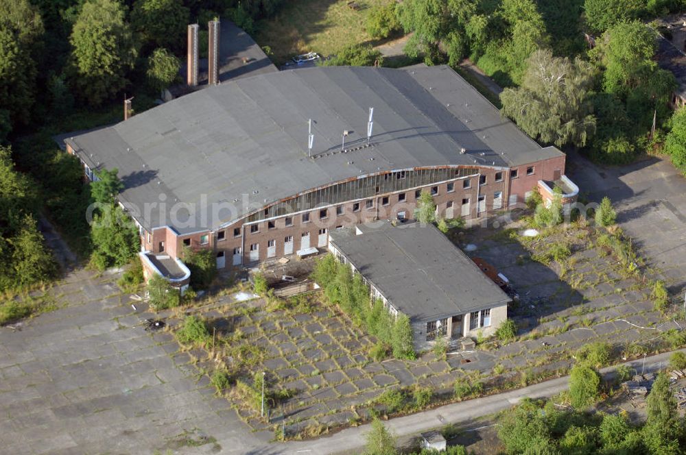 Aerial image Eschborn - Ehemaligen Militärflugplatz (ehemals Militärflugplatzes Frankfurt-Sossenheim), im Zerfall befindlicher letzter Hanger mit Nebengebäuden. Baubeginn war der 01.01.1939, nie fertiggestellt wurde er bis März 1945 hauptsächlich für die Ausbildung von Piloten auf Lastensegler genutz. Ab April 1945 bis Kriegsende (Mai 1945) waren auf dem Platz, der unter deutscher Verwaltung keine befestigte Start- und Landebahn hatte, amerikanische Jägereinheiten stationiert, die von dort aus Einsätze gegen das Reich flogen. Nach Kriegsende kam dem Flugplatz Eschborn große Bedeutung als Ausweichflugplatz für den noch nicht wiederhergestellten Flughafen Frankfurt am Main zu. Mit der Wiederinbetriebnahme des Frankfurter Flughafens wurde der Flugbetrieb in Eschborn eingestellt. Auf dem Gelände verblieb bis 1992 eine US-Kaserne.