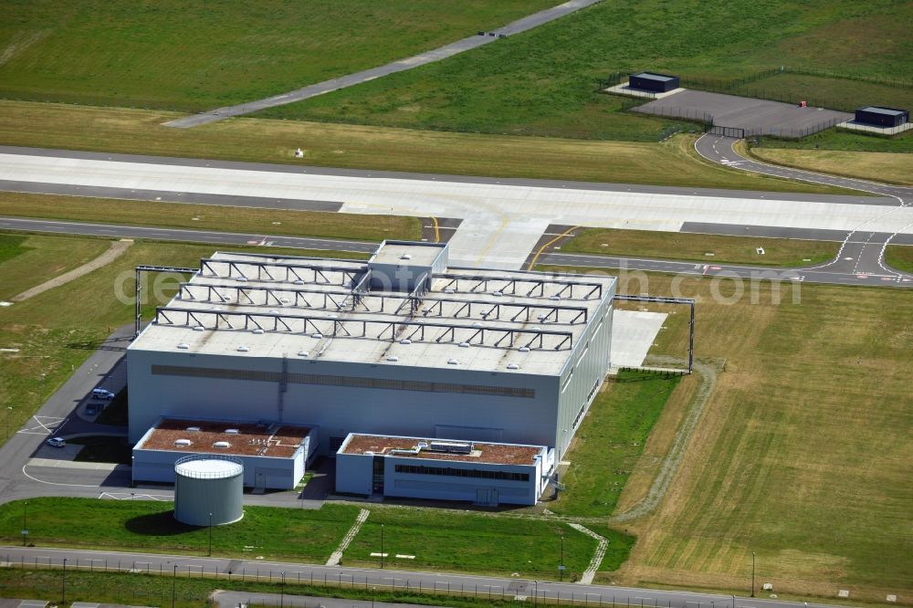 Schönefeld from the bird's eye view: Lufthansa Technik has built on the site of the airport Schoenefeld a hangar. The plant is strategically new location of the business to be expanded. Here are the short and medium-haul aircraft of Lufthansa maintenance