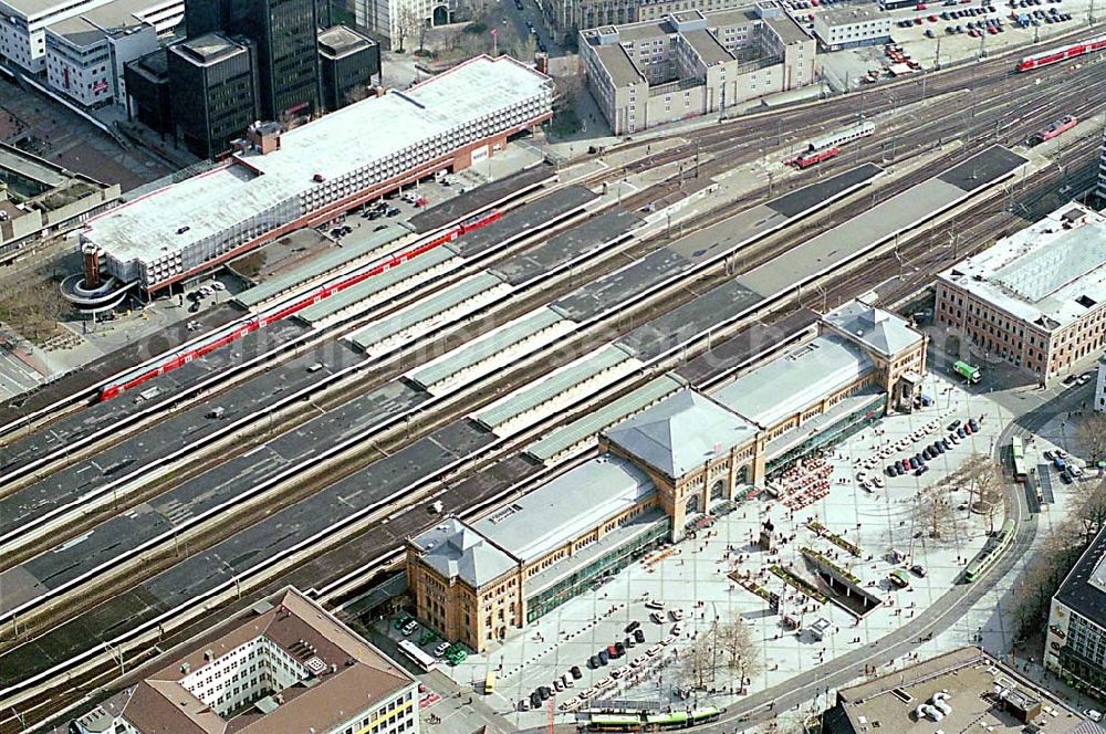 Hannover from the bird's eye view: Blick auf den großen Hauptbahnhof von Hannover.