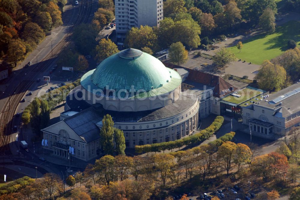 Hannover from above - Blick auf das Hannover Congress Centrum. Das Hannover Congress Centrum ist eines der größten und leistungsstärksten Veranstaltungszentren in Deutschland, von der Tagung bis hin zum internationalen Großkongress wird im HCC alles ausgerichtet. Das Gebäude bildet mit dem Kuppelsaal, dem Beethovensaal sowie fünf weiteren Sälen die Stadthalle der niedersächsischen Landeshauptstadt Hannover. Es zählt wegen des Kuppelsaals zu den markantesten Bauwerken der Stadt. Kontakt: HCC, Theodor-Heuss-Platz 1-3, 30175 Hannover, Tel.: 511 8113-0, info@hcc.de