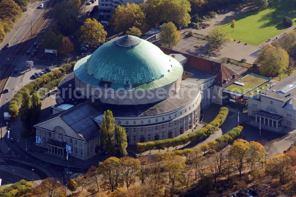 Hannover from the bird's eye view: Blick auf das Hannover Congress Centrum. Das Hannover Congress Centrum ist eines der größten und leistungsstärksten Veranstaltungszentren in Deutschland, von der Tagung bis hin zum internationalen Großkongress wird im HCC alles ausgerichtet. Das Gebäude bildet mit dem Kuppelsaal, dem Beethovensaal sowie fünf weiteren Sälen die Stadthalle der niedersächsischen Landeshauptstadt Hannover. Es zählt wegen des Kuppelsaals zu den markantesten Bauwerken der Stadt. Kontakt: HCC, Theodor-Heuss-Platz 1-3, 30175 Hannover, Tel.: 511 8113-0, info@hcc.de