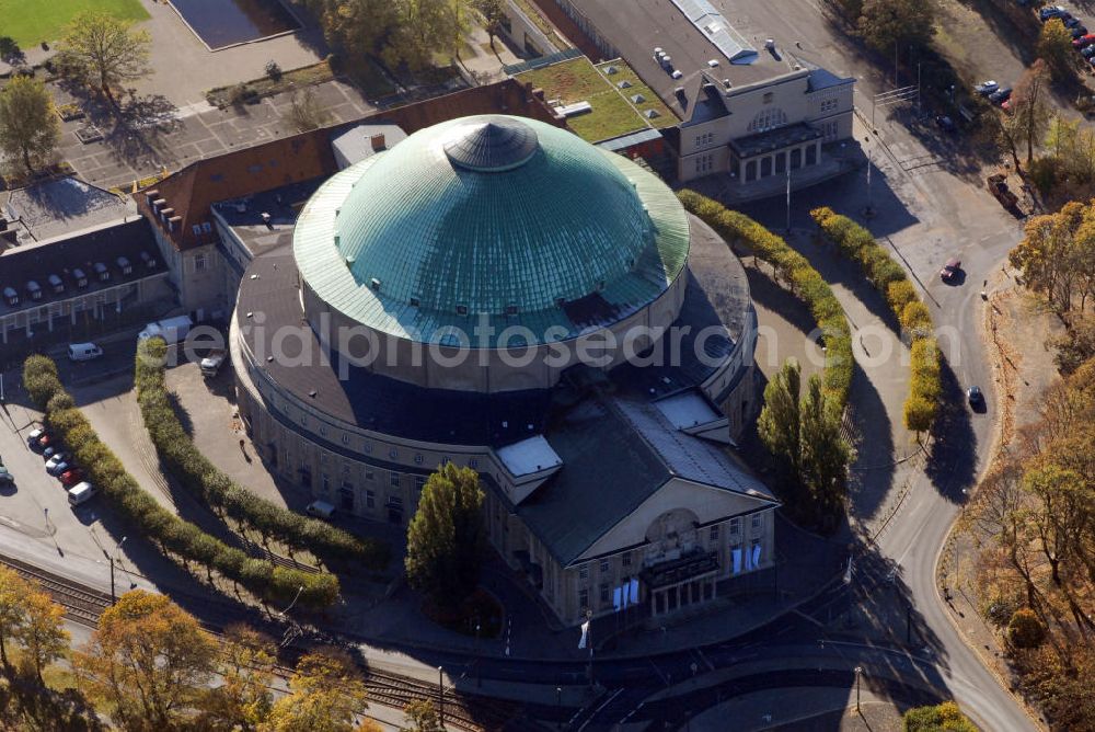 Aerial image Hannover - Blick auf das Hannover Congress Centrum. Das Hannover Congress Centrum ist eines der größten und leistungsstärksten Veranstaltungszentren in Deutschland, von der Tagung bis hin zum internationalen Großkongress wird im HCC alles ausgerichtet. Das Gebäude bildet mit dem Kuppelsaal, dem Beethovensaal sowie fünf weiteren Sälen die Stadthalle der niedersächsischen Landeshauptstadt Hannover. Es zählt wegen des Kuppelsaals zu den markantesten Bauwerken der Stadt. Kontakt: HCC, Theodor-Heuss-Platz 1-3, 30175 Hannover, Tel.: 511 8113-0, info@hcc.de