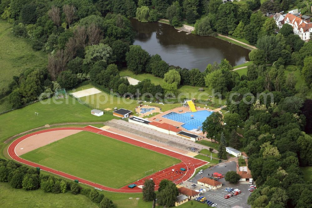 Aerial image Apolda - In the south of Apolda the great sports and leisure facility of the city is in state of Thuringia. The Hans Greipel Stadium for Athletics - suitable and football events. On the adjacent grounds, the pool of Apolda is with several pools and a giant slide. In the background is the pond named Friedensteich to see