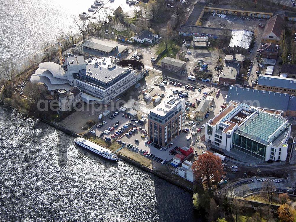 Aerial photograph Potsdam - 24.11.2004 Potsdam: Neubau des Hans Otto Theaters am Ufer des Tiefen Sees, umgeben von der historischen Landschaft der preußischen Schlösser und Gärten. Hier finden Sie den Integrierten Kulturstandort Schiffbauergasse. Die Landeshauptstadt Potsdam hat die Vision, Kunst, Kultur, Gewerbe und Tourismus gemeinsam an diesem Standort zu integrieren. Neben dem Kinder- und Jugendtheater des städtischen Hans-Otto-Theaters wird die Schiffbauergasse bereits durch die freie Kultur- und Theaterszene geprägt.