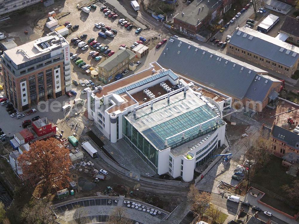 Potsdam from above - 24.11.2004 Potsdam: Neubau des Hans Otto Theaters am Ufer des Tiefen Sees, umgeben von der historischen Landschaft der preußischen Schlösser und Gärten. Hier finden Sie den Integrierten Kulturstandort Schiffbauergasse. Die Landeshauptstadt Potsdam hat die Vision, Kunst, Kultur, Gewerbe und Tourismus gemeinsam an diesem Standort zu integrieren. Neben dem Kinder- und Jugendtheater des städtischen Hans-Otto-Theaters wird die Schiffbauergasse bereits durch die freie Kultur- und Theaterszene geprägt.