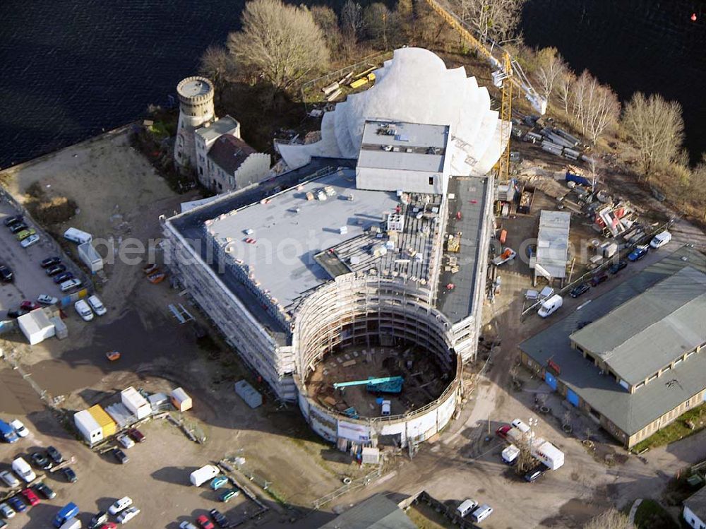 Aerial image Potsdam - 24.11.2004 Potsdam: Neubau des Hans Otto Theaters am Ufer des Tiefen Sees, umgeben von der historischen Landschaft der preußischen Schlösser und Gärten. Hier finden Sie den Integrierten Kulturstandort Schiffbauergasse. Die Landeshauptstadt Potsdam hat die Vision, Kunst, Kultur, Gewerbe und Tourismus gemeinsam an diesem Standort zu integrieren. Neben dem Kinder- und Jugendtheater des städtischen Hans-Otto-Theaters wird die Schiffbauergasse bereits durch die freie Kultur- und Theaterszene geprägt.