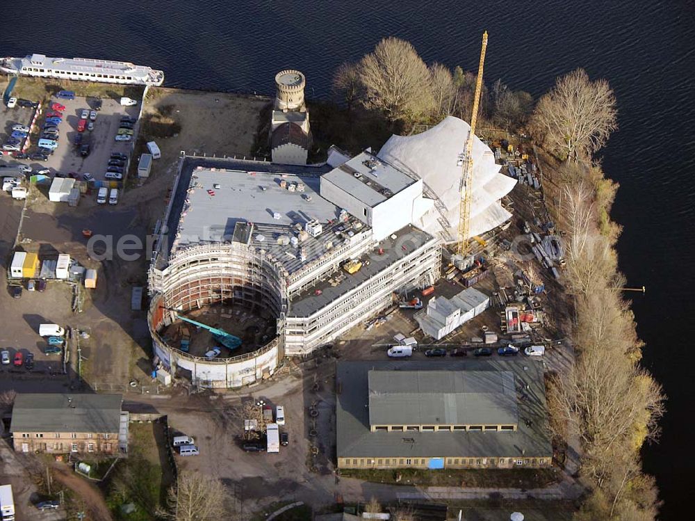 Aerial photograph Potsdam - 24.11.2004 Potsdam: Neubau des Hans Otto Theaters am Ufer des Tiefen Sees, umgeben von der historischen Landschaft der preußischen Schlösser und Gärten. Hier finden Sie den Integrierten Kulturstandort Schiffbauergasse. Die Landeshauptstadt Potsdam hat die Vision, Kunst, Kultur, Gewerbe und Tourismus gemeinsam an diesem Standort zu integrieren. Neben dem Kinder- und Jugendtheater des städtischen Hans-Otto-Theaters wird die Schiffbauergasse bereits durch die freie Kultur- und Theaterszene geprägt.