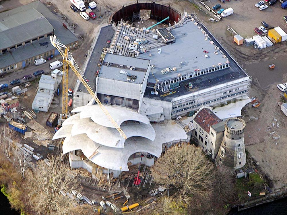 Potsdam from above - 24.11.2004 Potsdam: Neubau des Hans Otto Theaters am Ufer des Tiefen Sees, umgeben von der historischen Landschaft der preußischen Schlösser und Gärten. Hier finden Sie den Integrierten Kulturstandort Schiffbauergasse. Die Landeshauptstadt Potsdam hat die Vision, Kunst, Kultur, Gewerbe und Tourismus gemeinsam an diesem Standort zu integrieren. Neben dem Kinder- und Jugendtheater des städtischen Hans-Otto-Theaters wird die Schiffbauergasse bereits durch die freie Kultur- und Theaterszene geprägt.