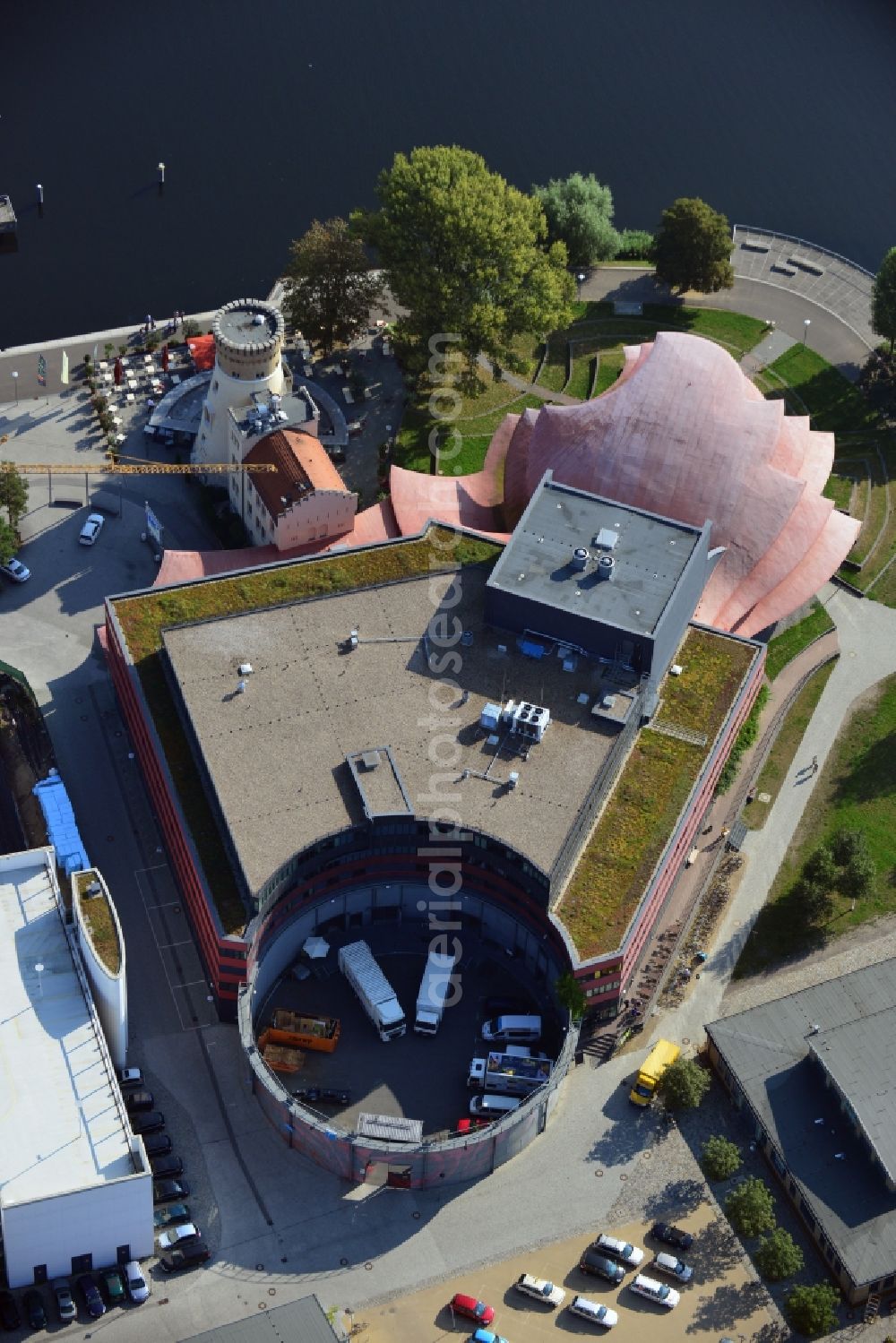 Potsdam from above - Blick auf das Hans Otto Theater auf dem Kultur- und Gewerbestandort in der Schiffbauergasse am Ufer des Tiefen Sees in Potsdam. Das 2006 eröffnete Theater ist das Brandenburgischen Landestheaters, das vom Architekten Gottfried Böhm entworfen wurde. Vor dem Neubau steht der aus dem 19. Jahrhundert stammende Turm einer früheren Zichorienmühle, in dem ein Restaurant für gehobene Ansprüche untergebracht ist.