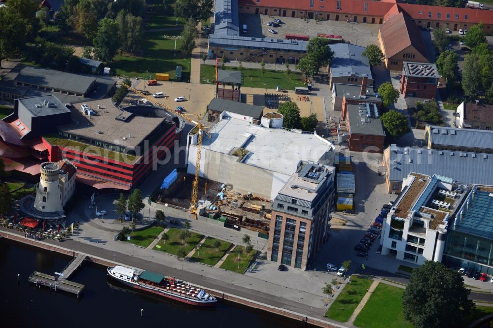 Potsdam from above - Blick auf das Hans Otto Theater auf dem Kultur- und Gewerbestandort in der Schiffbauergasse am Ufer des Tiefen Sees in Potsdam. Das 2006 eröffnete Theater ist das Brandenburgischen Landestheaters, das vom Architekten Gottfried Böhm entworfen wurde. Vor dem Neubau steht der aus dem 19. Jahrhundert stammende Turm einer früheren Zichorienmühle, in dem ein Restaurant für gehobene Ansprüche untergebracht ist.