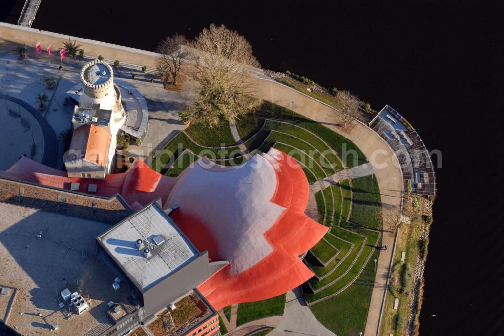 Aerial image Potsdam - Blick auf das Hans-Otto-Theater in Potsdam. Seit dem 22. September 2006 spielt das Ensemble in dem neuen Potsdamer Theaterhaus auf dem Kultur- und Gewerbestandort in der Schiffbauergasse am Ufer des Tiefen Sees. Der Neubau des Hans Otto Theaters wurde 1997 begonnen und 2006 abgeschlossen. Bauherrin für das 26,5 Mio teure Projekt war die Stadt Potsdam und die Landesentwicklungsgesellschaft Brandenburg. Der Architekt Gottfried Böhm entwarf ein fünfgeschossiges Theatergebäude mit schalenförmigen Dächern nach dem Vorbild des Sydney Opera House, die wie drei große Hutkrempen weit in das Ufer der Havel hineinzuragen scheinen. (Hans-Otto-Theater (Brandenburgische Landestheater), Schiffbauergasse 11, 14467 Potsdam, Tel.: 0331/98 11 8, Fax: 0331/ 98 11 900)