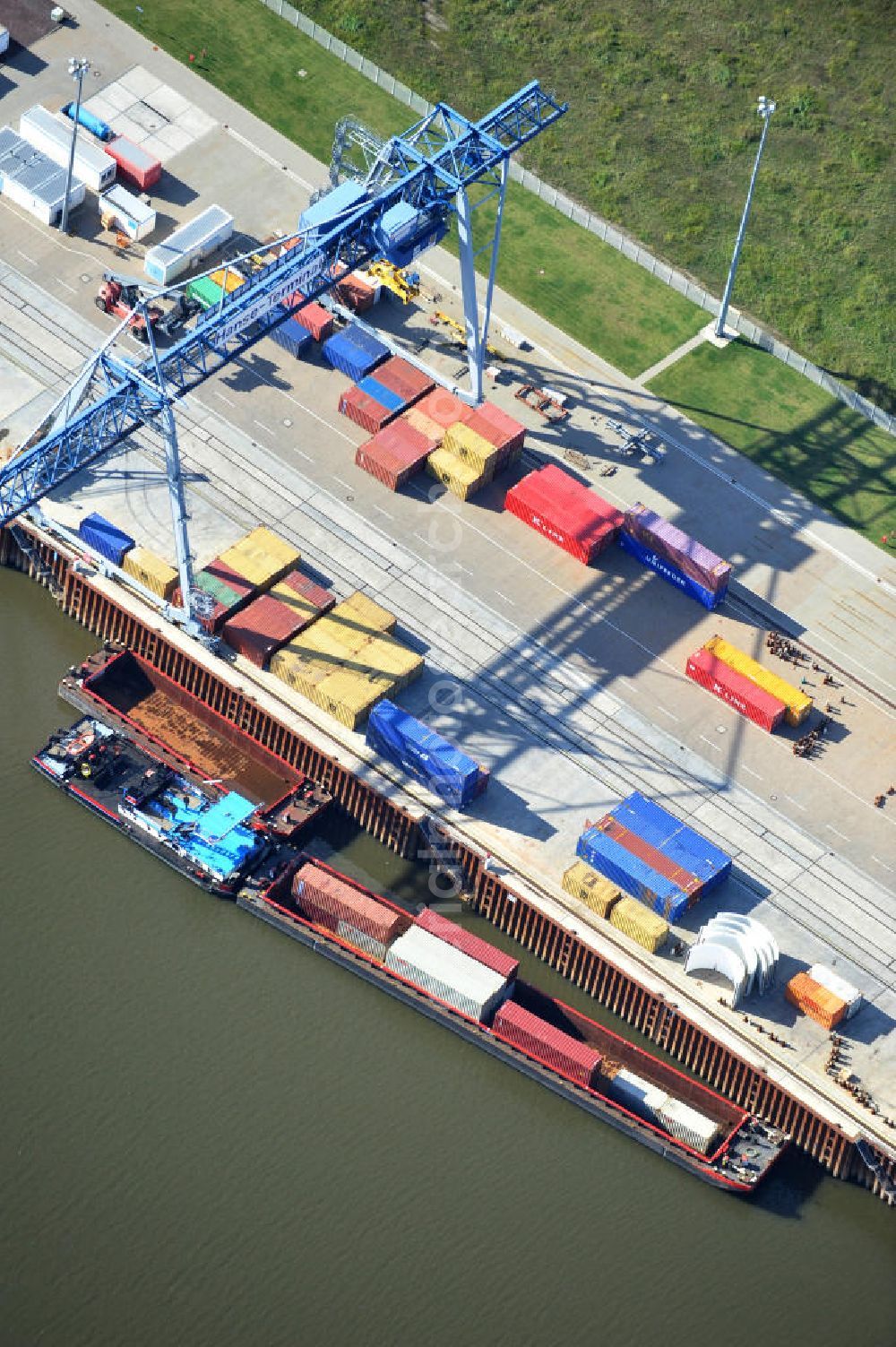 Magdeburg from above - Der Hansehafen Magedeburg liegt im Gewerbegebiet der Landeshauptsadt Sachsen-Anhalt. Er hat Anschluss an den Rothenseer Verbindungskanal und somit auch an die Elbe. Der zum Hansehafen gehörende Hansetermial hat Anschluss an das Eisenbahnnetz sowie an die Magdeburger Verkehrsstraße. The Hanse habour of Magdeburg lies in the district Gewerbegebiet Nord of the provincial capital of Saxony-Anhalt. The Hanseterminal is connected to the railroad network and the infrastructure of Magdeburg as well as to the Rothenseer connection channel and the river Elbe.