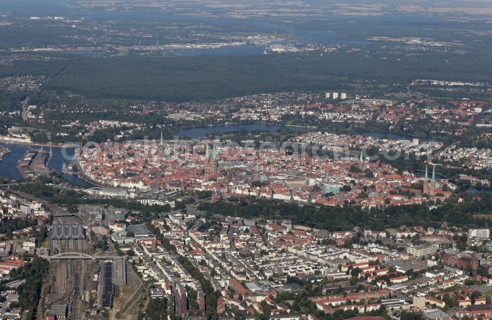 Aerial photograph Lübeck - Center of the Hanseatic city of Luebeck with central station and old town island in Schleswig-Holstein