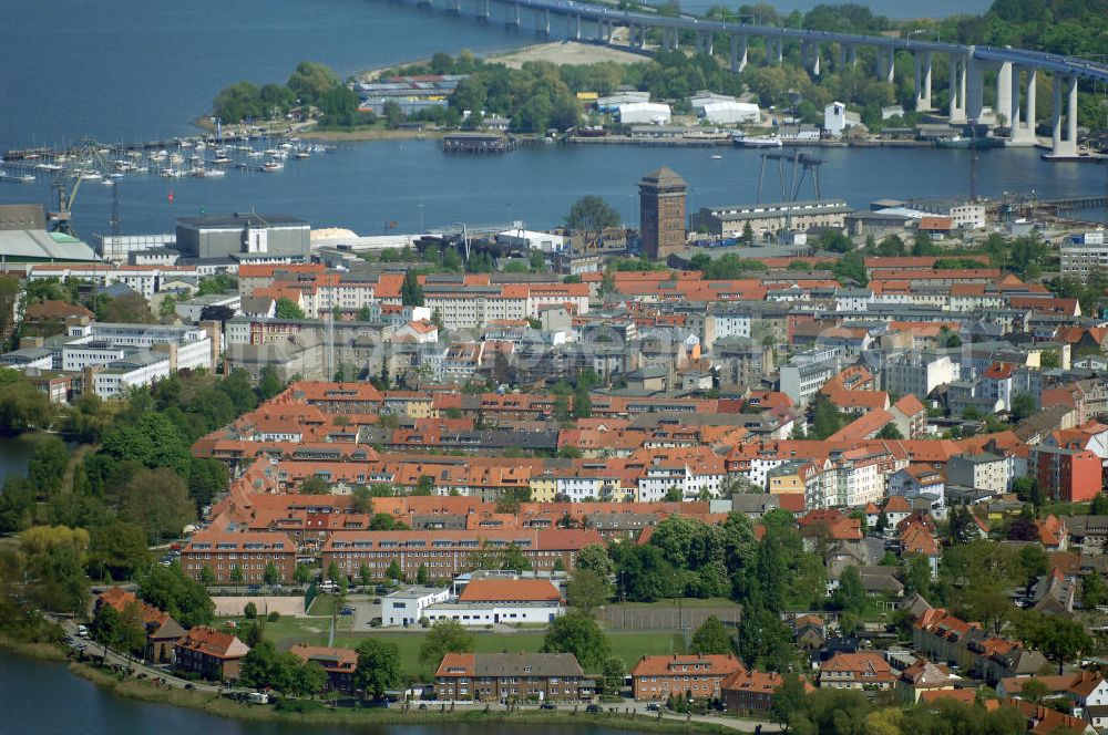 Stralsund from above - Blick auf die Hansestadt Stralsund, eine kreisfreie Stadt in Mecklenburg-Vorpommern im Norden Deutschlands. Die Stadt liegt am Strelasund, einer Meerenge der Ostsee, und wird auf Grund ihrer Lage als Tor zur Insel Rügen bezeichnet. Die Stadt ist zusammen mit Greifswald eines der vier Oberzentren des Landes. Die Altstadt gehört seit 2002 zum UNESCO-Weltkulturerbe.