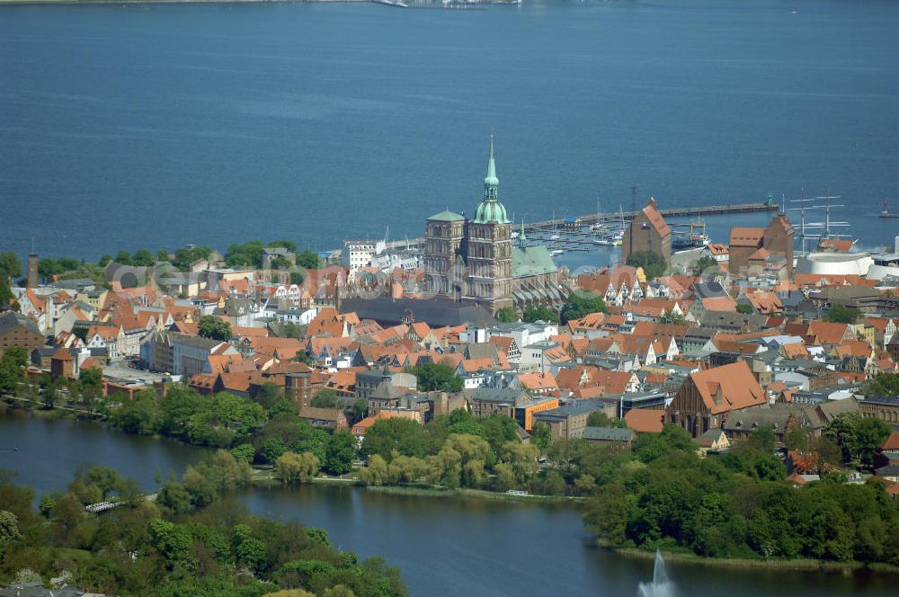 Stralsund from the bird's eye view: Blick auf die Hansestadt Stralsund, eine kreisfreie Stadt in Mecklenburg-Vorpommern im Norden Deutschlands. Die Stadt liegt am Strelasund, einer Meerenge der Ostsee, und wird auf Grund ihrer Lage als Tor zur Insel Rügen bezeichnet. Die Stadt ist zusammen mit Greifswald eines der vier Oberzentren des Landes. Die Altstadt gehört seit 2002 zum UNESCO-Weltkulturerbe.