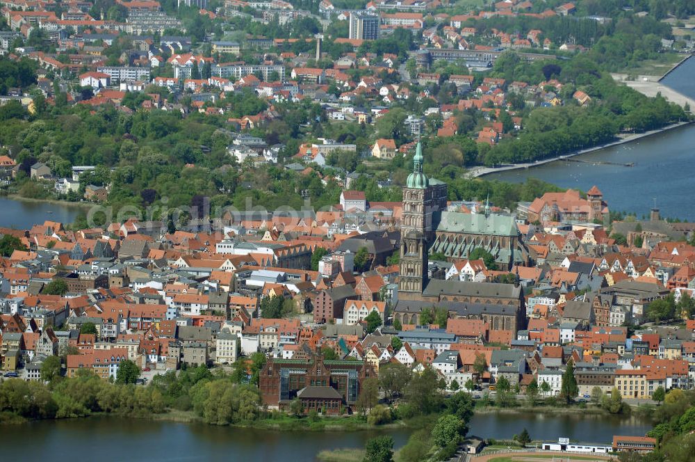 Stralsund from above - Blick auf die Hansestadt Stralsund, eine kreisfreie Stadt in Mecklenburg-Vorpommern im Norden Deutschlands. Die Stadt liegt am Strelasund, einer Meerenge der Ostsee, und wird auf Grund ihrer Lage als Tor zur Insel Rügen bezeichnet. Die Stadt ist zusammen mit Greifswald eines der vier Oberzentren des Landes. Die Altstadt gehört seit 2002 zum UNESCO-Weltkulturerbe.