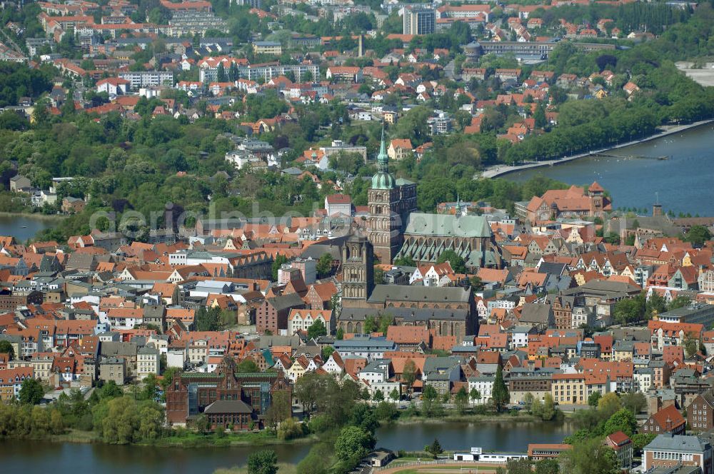 Stralsund from the bird's eye view: Blick auf die Hansestadt Stralsund, eine kreisfreie Stadt in Mecklenburg-Vorpommern im Norden Deutschlands. Die Stadt liegt am Strelasund, einer Meerenge der Ostsee, und wird auf Grund ihrer Lage als Tor zur Insel Rügen bezeichnet. Die Stadt ist zusammen mit Greifswald eines der vier Oberzentren des Landes. Die Altstadt gehört seit 2002 zum UNESCO-Weltkulturerbe.