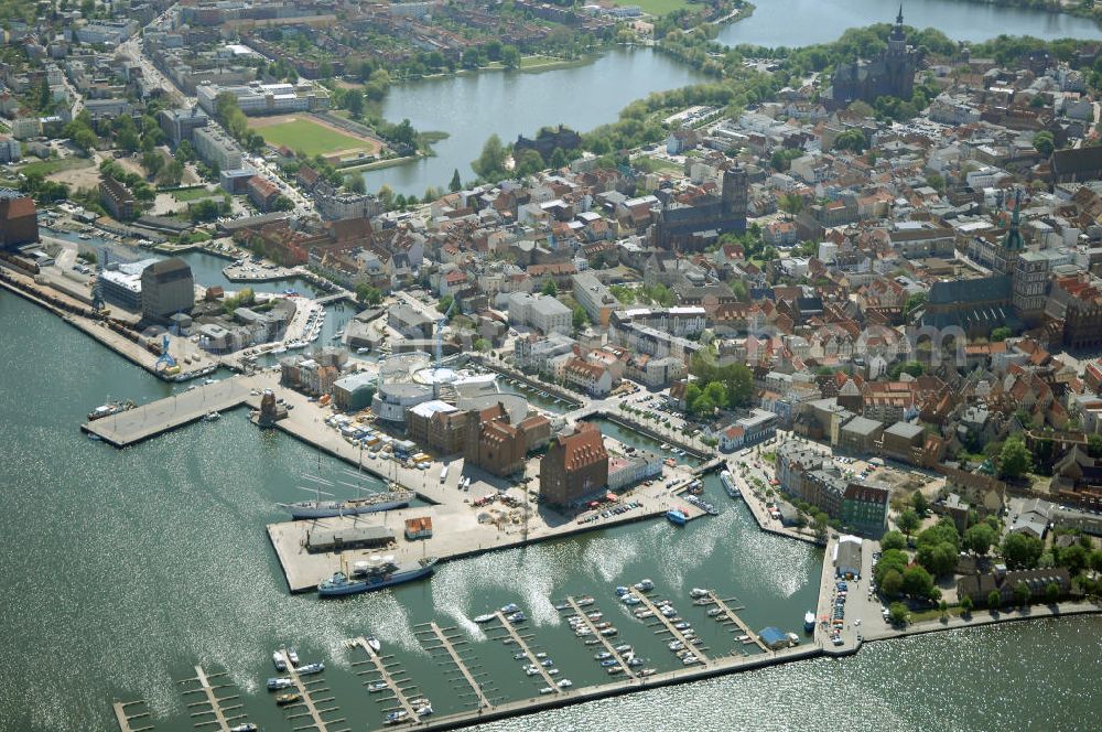 Aerial image Stralsund - Blick auf die Hansestadt Stralsund, eine kreisfreie Stadt in Mecklenburg-Vorpommern im Norden Deutschlands. Die Stadt liegt am Strelasund, einer Meerenge der Ostsee, und wird auf Grund ihrer Lage als Tor zur Insel Rügen bezeichnet. Die Stadt ist zusammen mit Greifswald eines der vier Oberzentren des Landes. Die Altstadt gehört seit 2002 zum UNESCO-Weltkulturerbe.