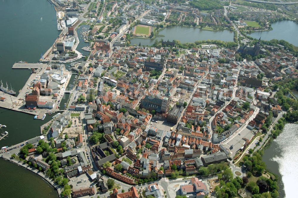 Stralsund from above - Blick auf die Hansestadt Stralsund, eine kreisfreie Stadt in Mecklenburg-Vorpommern im Norden Deutschlands. Die Stadt liegt am Strelasund, einer Meerenge der Ostsee, und wird auf Grund ihrer Lage als Tor zur Insel Rügen bezeichnet. Die Stadt ist zusammen mit Greifswald eines der vier Oberzentren des Landes. Die Altstadt gehört seit 2002 zum UNESCO-Weltkulturerbe.