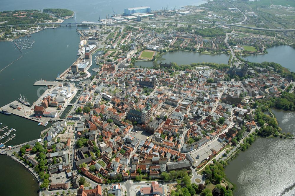 Stralsund from the bird's eye view: Blick auf die Hansestadt Stralsund, eine kreisfreie Stadt in Mecklenburg-Vorpommern im Norden Deutschlands. Die Stadt liegt am Strelasund, einer Meerenge der Ostsee, und wird auf Grund ihrer Lage als Tor zur Insel Rügen bezeichnet. Die Stadt ist zusammen mit Greifswald eines der vier Oberzentren des Landes. Die Altstadt gehört seit 2002 zum UNESCO-Weltkulturerbe.