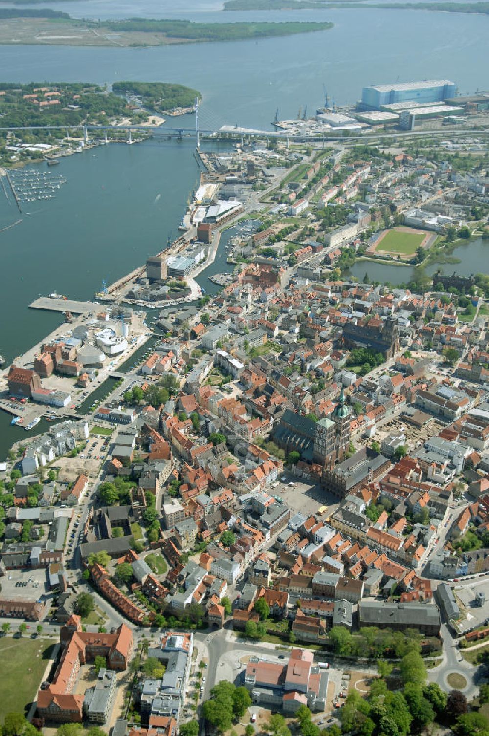 Aerial image Stralsund - Blick auf die Hansestadt Stralsund, eine kreisfreie Stadt in Mecklenburg-Vorpommern im Norden Deutschlands. Die Stadt liegt am Strelasund, einer Meerenge der Ostsee, und wird auf Grund ihrer Lage als Tor zur Insel Rügen bezeichnet. Die Stadt ist zusammen mit Greifswald eines der vier Oberzentren des Landes. Die Altstadt gehört seit 2002 zum UNESCO-Weltkulturerbe.