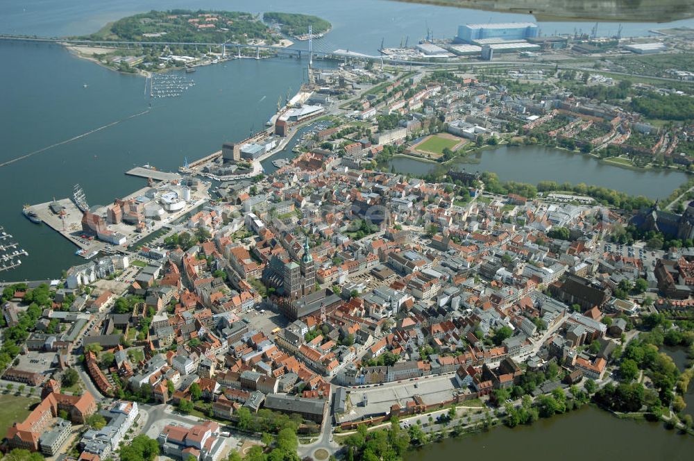 Stralsund from above - Blick auf die Hansestadt Stralsund, eine kreisfreie Stadt in Mecklenburg-Vorpommern im Norden Deutschlands. Die Stadt liegt am Strelasund, einer Meerenge der Ostsee, und wird auf Grund ihrer Lage als Tor zur Insel Rügen bezeichnet. Die Stadt ist zusammen mit Greifswald eines der vier Oberzentren des Landes. Die Altstadt gehört seit 2002 zum UNESCO-Weltkulturerbe.