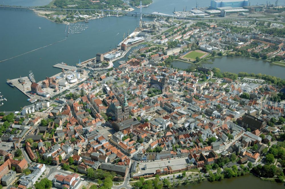 Stralsund from the bird's eye view: Blick auf die Hansestadt Stralsund, eine kreisfreie Stadt in Mecklenburg-Vorpommern im Norden Deutschlands. Die Stadt liegt am Strelasund, einer Meerenge der Ostsee, und wird auf Grund ihrer Lage als Tor zur Insel Rügen bezeichnet. Die Stadt ist zusammen mit Greifswald eines der vier Oberzentren des Landes. Die Altstadt gehört seit 2002 zum UNESCO-Weltkulturerbe.