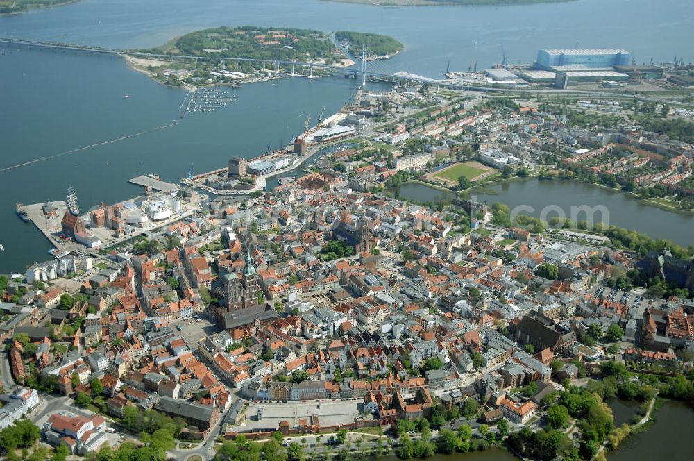 Aerial image Stralsund - Blick auf die Hansestadt Stralsund, eine kreisfreie Stadt in Mecklenburg-Vorpommern im Norden Deutschlands. Die Stadt liegt am Strelasund, einer Meerenge der Ostsee, und wird auf Grund ihrer Lage als Tor zur Insel Rügen bezeichnet. Die Stadt ist zusammen mit Greifswald eines der vier Oberzentren des Landes. Die Altstadt gehört seit 2002 zum UNESCO-Weltkulturerbe.