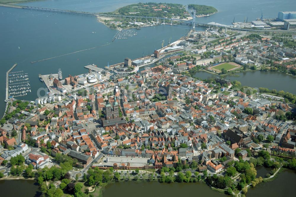 Aerial photograph Stralsund - Blick auf die Hansestadt Stralsund, eine kreisfreie Stadt in Mecklenburg-Vorpommern im Norden Deutschlands. Die Stadt liegt am Strelasund, einer Meerenge der Ostsee, und wird auf Grund ihrer Lage als Tor zur Insel Rügen bezeichnet. Die Stadt ist zusammen mit Greifswald eines der vier Oberzentren des Landes. Die Altstadt gehört seit 2002 zum UNESCO-Weltkulturerbe.