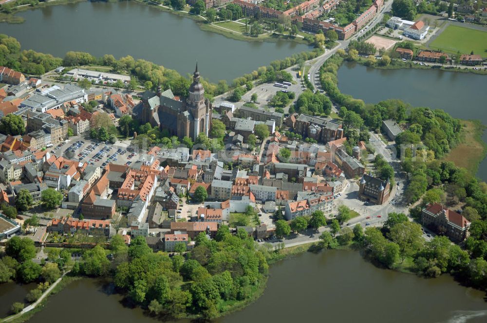 Stralsund from above - Blick auf die Hansestadt Stralsund, eine kreisfreie Stadt in Mecklenburg-Vorpommern im Norden Deutschlands. Die Stadt liegt am Strelasund, einer Meerenge der Ostsee, und wird auf Grund ihrer Lage als Tor zur Insel Rügen bezeichnet. Die Stadt ist zusammen mit Greifswald eines der vier Oberzentren des Landes. Die Altstadt gehört seit 2002 zum UNESCO-Weltkulturerbe.