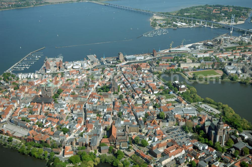 Stralsund from the bird's eye view: Blick auf die Hansestadt Stralsund, eine kreisfreie Stadt in Mecklenburg-Vorpommern im Norden Deutschlands. Die Stadt liegt am Strelasund, einer Meerenge der Ostsee, und wird auf Grund ihrer Lage als Tor zur Insel Rügen bezeichnet. Die Stadt ist zusammen mit Greifswald eines der vier Oberzentren des Landes. Die Altstadt gehört seit 2002 zum UNESCO-Weltkulturerbe.