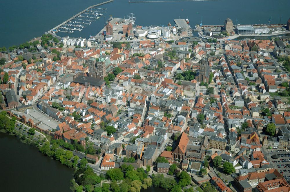 Aerial image Stralsund - Blick auf die Hansestadt Stralsund, eine kreisfreie Stadt in Mecklenburg-Vorpommern im Norden Deutschlands. Die Stadt liegt am Strelasund, einer Meerenge der Ostsee, und wird auf Grund ihrer Lage als Tor zur Insel Rügen bezeichnet. Die Stadt ist zusammen mit Greifswald eines der vier Oberzentren des Landes. Die Altstadt gehört seit 2002 zum UNESCO-Weltkulturerbe.