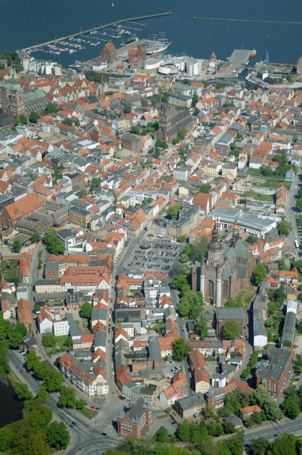 Aerial photograph Stralsund - Blick auf die Hansestadt Stralsund, eine kreisfreie Stadt in Mecklenburg-Vorpommern im Norden Deutschlands. Die Stadt liegt am Strelasund, einer Meerenge der Ostsee, und wird auf Grund ihrer Lage als Tor zur Insel Rügen bezeichnet. Die Stadt ist zusammen mit Greifswald eines der vier Oberzentren des Landes. Die Altstadt gehört seit 2002 zum UNESCO-Weltkulturerbe.