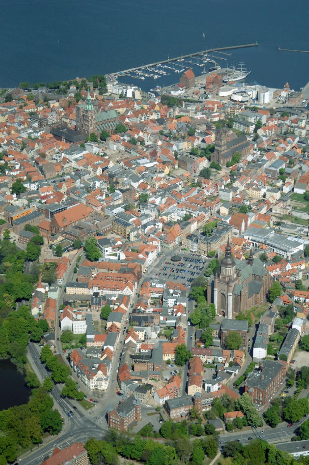 Stralsund from above - Blick auf die Hansestadt Stralsund, eine kreisfreie Stadt in Mecklenburg-Vorpommern im Norden Deutschlands. Die Stadt liegt am Strelasund, einer Meerenge der Ostsee, und wird auf Grund ihrer Lage als Tor zur Insel Rügen bezeichnet. Die Stadt ist zusammen mit Greifswald eines der vier Oberzentren des Landes. Die Altstadt gehört seit 2002 zum UNESCO-Weltkulturerbe.