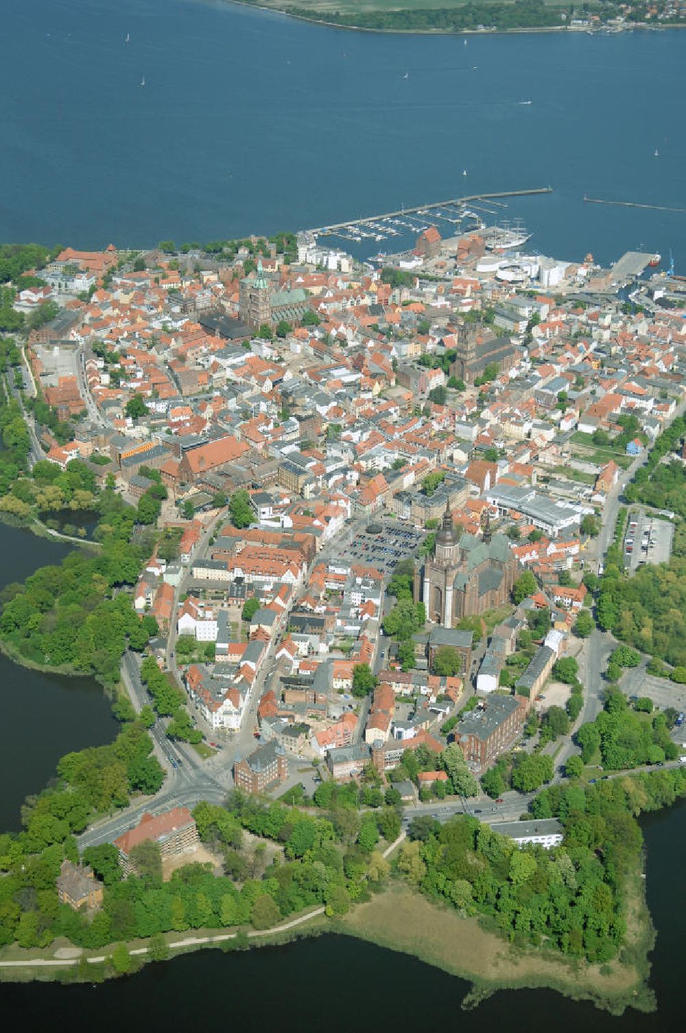 Stralsund from the bird's eye view: Blick auf die Hansestadt Stralsund, eine kreisfreie Stadt in Mecklenburg-Vorpommern im Norden Deutschlands. Die Stadt liegt am Strelasund, einer Meerenge der Ostsee, und wird auf Grund ihrer Lage als Tor zur Insel Rügen bezeichnet. Die Stadt ist zusammen mit Greifswald eines der vier Oberzentren des Landes. Die Altstadt gehört seit 2002 zum UNESCO-Weltkulturerbe.