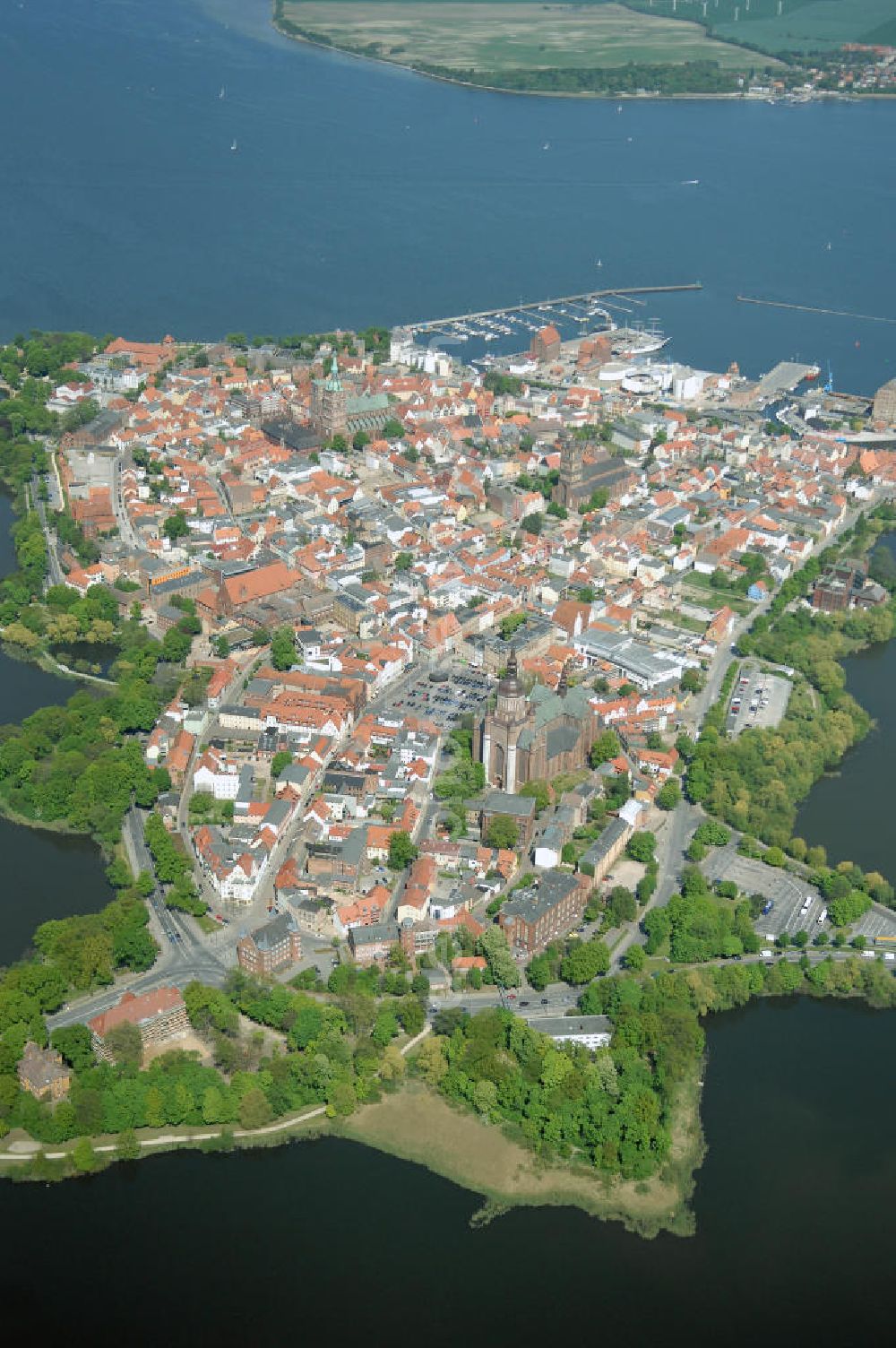 Aerial image Stralsund - Blick auf die Hansestadt Stralsund, eine kreisfreie Stadt in Mecklenburg-Vorpommern im Norden Deutschlands. Die Stadt liegt am Strelasund, einer Meerenge der Ostsee, und wird auf Grund ihrer Lage als Tor zur Insel Rügen bezeichnet. Die Stadt ist zusammen mit Greifswald eines der vier Oberzentren des Landes. Die Altstadt gehört seit 2002 zum UNESCO-Weltkulturerbe.