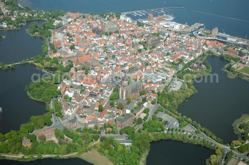 Aerial photograph Stralsund - Blick auf die Hansestadt Stralsund, eine kreisfreie Stadt in Mecklenburg-Vorpommern im Norden Deutschlands. Die Stadt liegt am Strelasund, einer Meerenge der Ostsee, und wird auf Grund ihrer Lage als Tor zur Insel Rügen bezeichnet. Die Stadt ist zusammen mit Greifswald eines der vier Oberzentren des Landes. Die Altstadt gehört seit 2002 zum UNESCO-Weltkulturerbe.