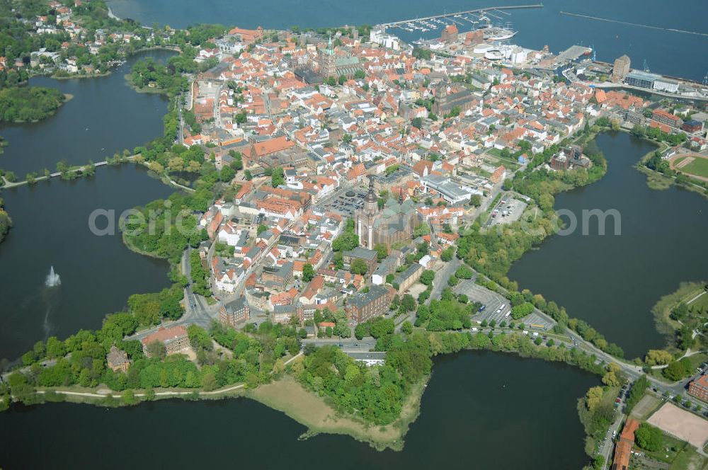 Stralsund from above - Blick auf die Hansestadt Stralsund, eine kreisfreie Stadt in Mecklenburg-Vorpommern im Norden Deutschlands. Die Stadt liegt am Strelasund, einer Meerenge der Ostsee, und wird auf Grund ihrer Lage als Tor zur Insel Rügen bezeichnet. Die Stadt ist zusammen mit Greifswald eines der vier Oberzentren des Landes. Die Altstadt gehört seit 2002 zum UNESCO-Weltkulturerbe.