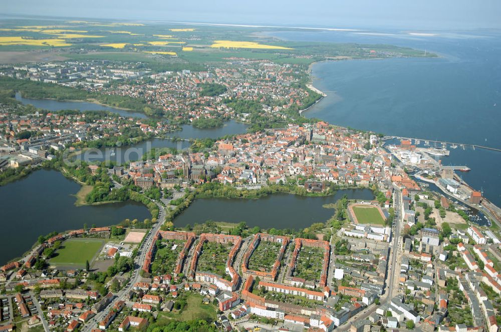 Stralsund from the bird's eye view: Blick auf die Hansestadt Stralsund, eine kreisfreie Stadt in Mecklenburg-Vorpommern im Norden Deutschlands. Die Stadt liegt am Strelasund, einer Meerenge der Ostsee, und wird auf Grund ihrer Lage als Tor zur Insel Rügen bezeichnet. Die Stadt ist zusammen mit Greifswald eines der vier Oberzentren des Landes. Die Altstadt gehört seit 2002 zum UNESCO-Weltkulturerbe.