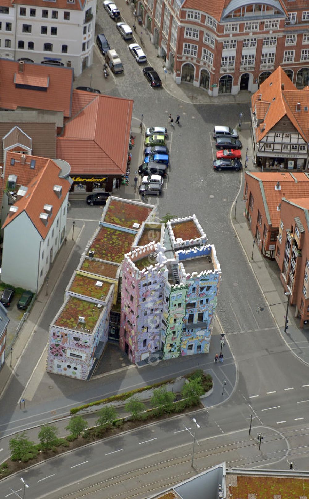 Aerial photograph Braunschweig - Blick auf das Happy RIZZI House im Magniviertel in Braunschweig. Das zeitgenössische Gebäude wurde vom US-amerikanischen Künstler James Rizzi entworfen und vom Architekten Konrad Kloster umgesetzt. View of the Happy RIZZI House in Brunswick. The contemporary building was designed by American artist James Rizzi and implemented by the architect Konrad Kloster.