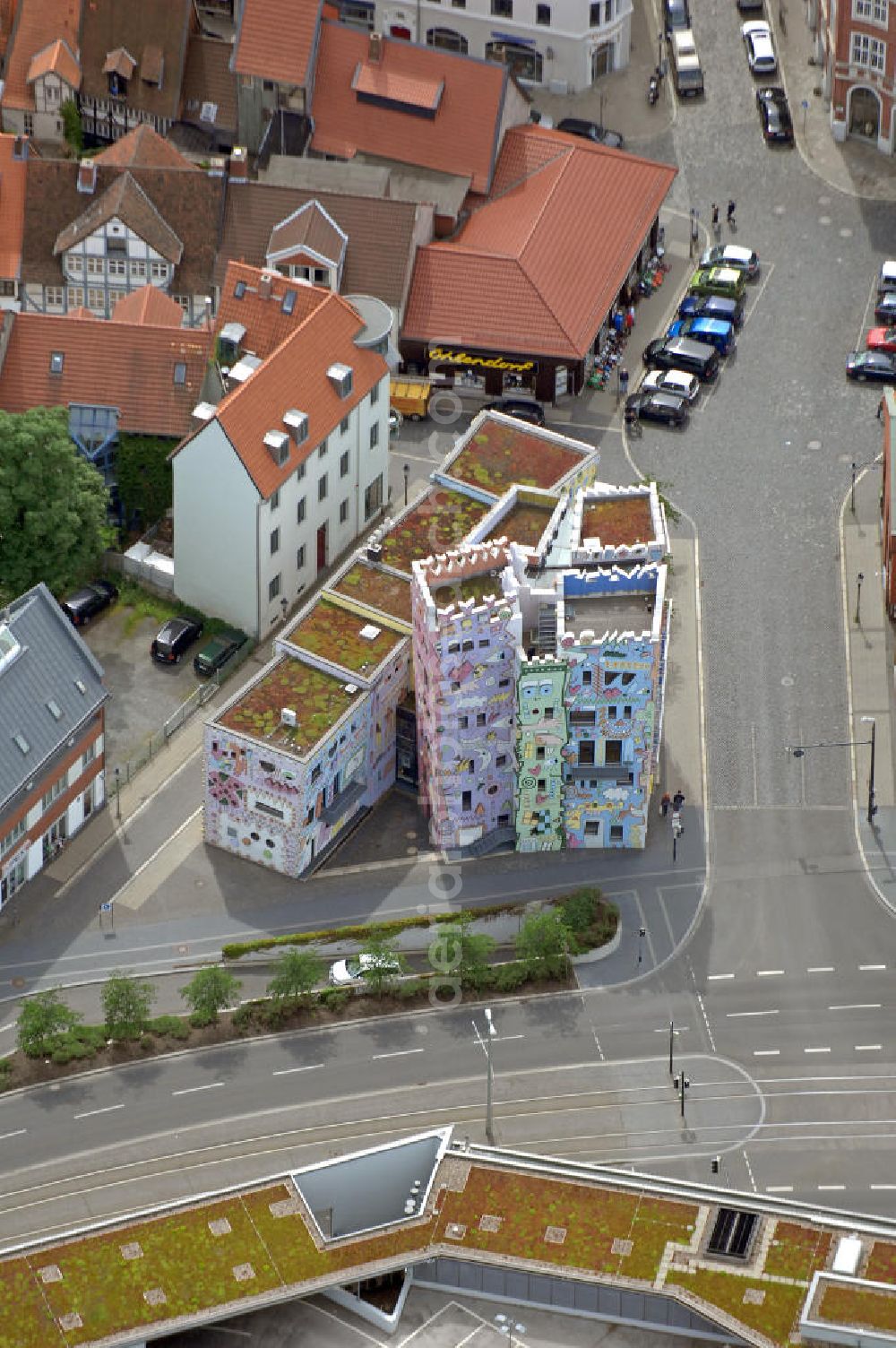 Braunschweig from above - Blick auf das Happy RIZZI House im Magniviertel in Braunschweig. Das zeitgenössische Gebäude wurde vom US-amerikanischen Künstler James Rizzi entworfen und vom Architekten Konrad Kloster umgesetzt. View of the Happy RIZZI House in Brunswick. The contemporary building was designed by American artist James Rizzi and implemented by the architect Konrad Kloster.