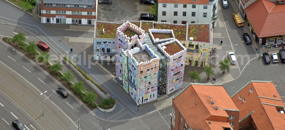 Aerial image Braunschweig - Blick auf das Happy RIZZI House im Magniviertel in Braunschweig. Das zeitgenössische Gebäude wurde vom US-amerikanischen Künstler James Rizzi entworfen und vom Architekten Konrad Kloster umgesetzt. View of the Happy RIZZI House in Brunswick. The contemporary building was designed by American artist James Rizzi and implemented by the architect Konrad Kloster.