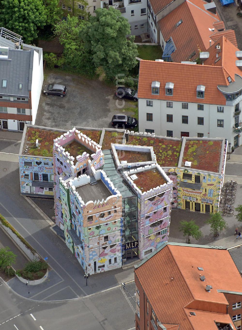 Aerial photograph Braunschweig - Blick auf das Happy RIZZI House im Magniviertel in Braunschweig. Das zeitgenössische Gebäude wurde vom US-amerikanischen Künstler James Rizzi entworfen und vom Architekten Konrad Kloster umgesetzt. View of the Happy RIZZI House in Brunswick. The contemporary building was designed by American artist James Rizzi and implemented by the architect Konrad Kloster.